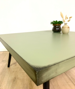 Table basse vert de gris noir